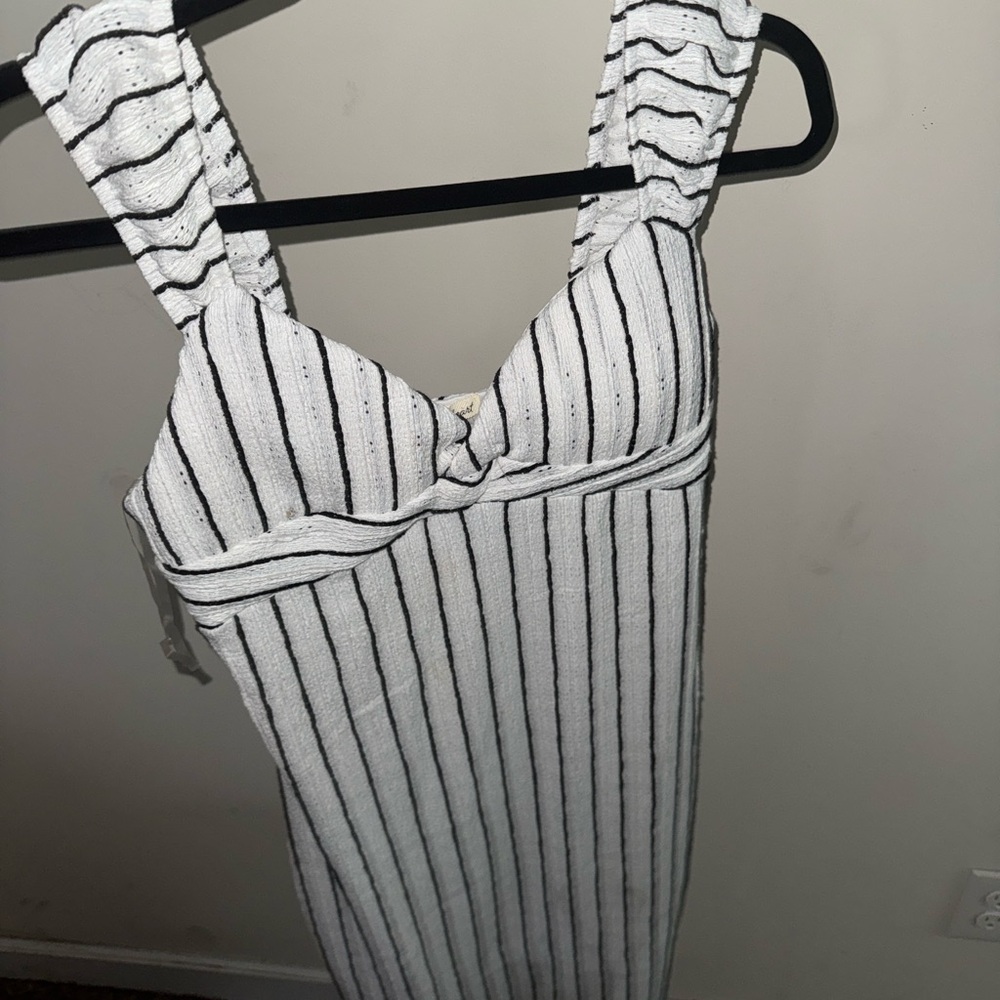 Elegant Striped White and Black Dress - Picture 9 of 9